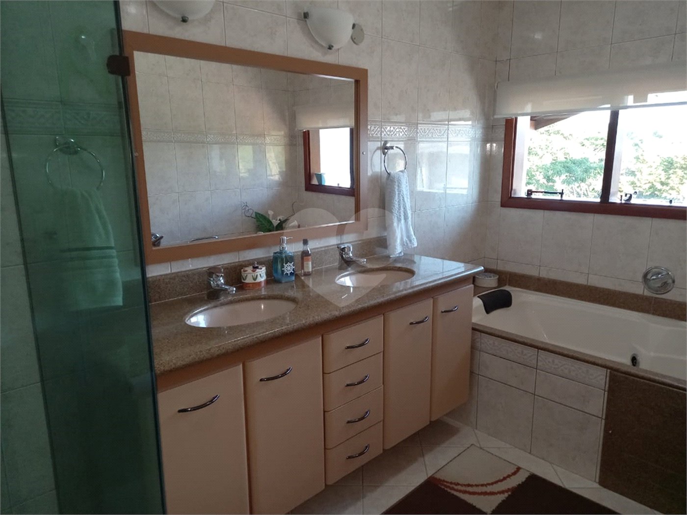 Casa à venda com 4 quartos, sendo 1 suíte, no condomínio Vale do Itamaracá, Valinhos - SP