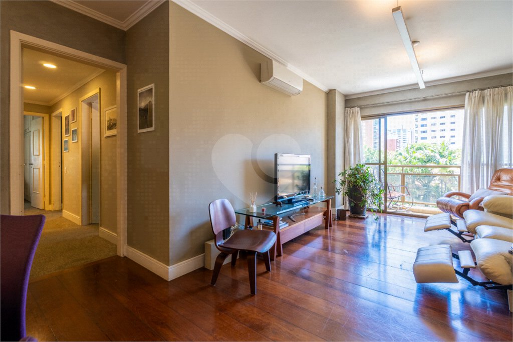 Apartamento à venda com 3 quartos, sendo 1 suíte, em Moema, São Paulo, SP