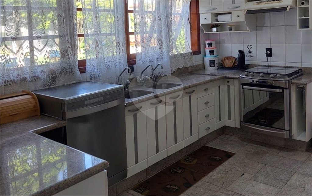 Casa à venda com 4 quartos, sendo 2 suítes, no condomínio Vivendas do Lago, Sorocaba - SP