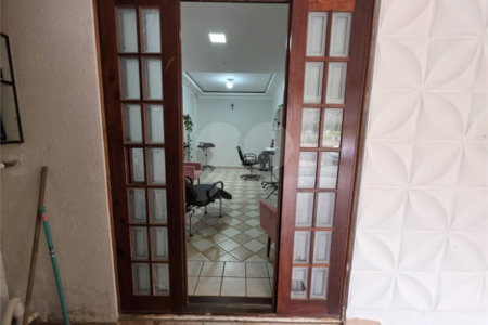 Casa térrea à venda no Douradinho com 2 quartos e edícula com mais dois quartos e 2 banheiros.