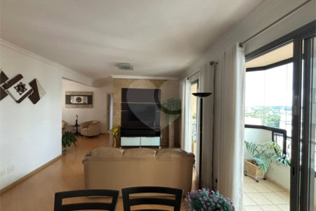 Apartamento de 107m2 no Planalto Paulista com 3 dorms, 1 suíte, 4 banheiros, 2 vagas. Estuda permuta.