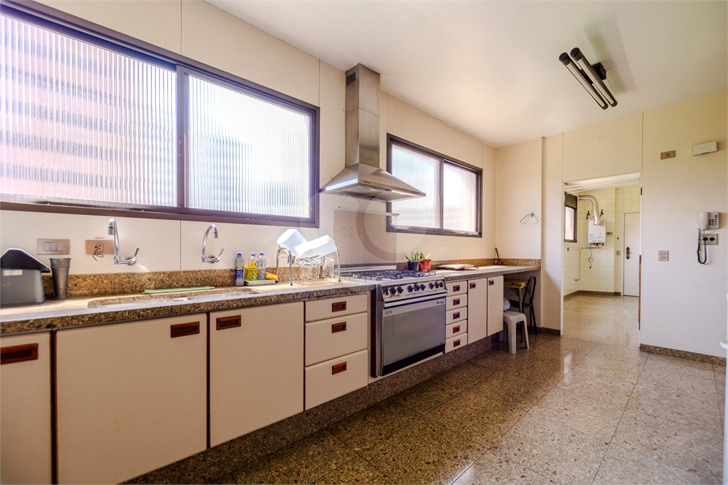 Apartamento à venda com 3 suítes em Moema, São Paulo, SP