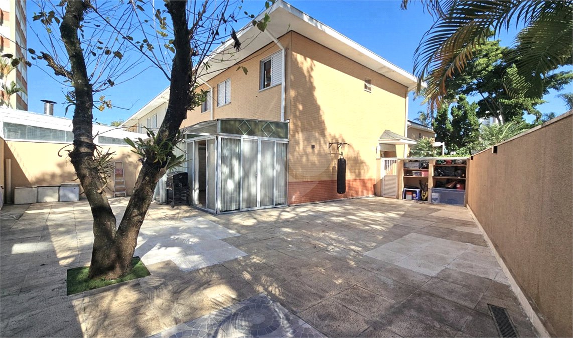 Casa à venda com 3 quartos, sendo 1 suíte, no condomínio Flora Park, São Paulo - SP