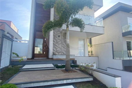 Casa à venda com 4 quartos, sendo 3 suítes, no condomínio Brisa 1, Mogi das Cruzes - SP