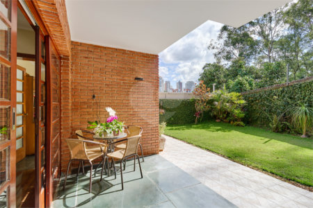 Casa à venda com 3 quartos, sendo 2 suítes, no condomínio Granja do Morumbi, São Paulo - SP