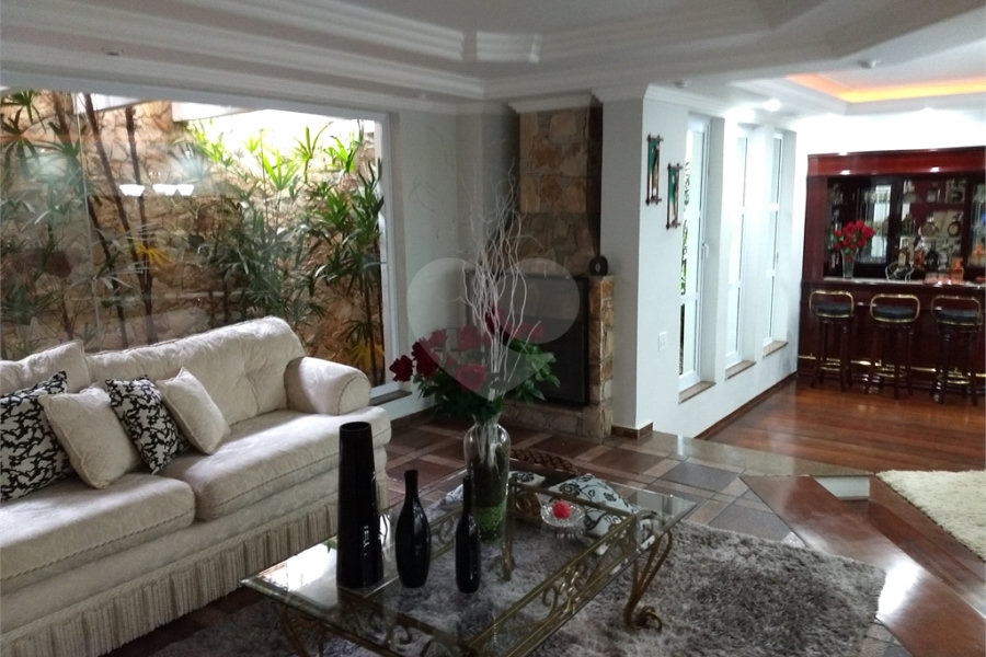Casa Térrea à venda ou para alugar com 4 suítes em Horto, São Paulo, SP