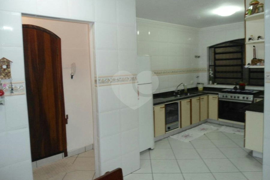 Sobrado à venda com 4 quartos, sendo 2 suítes, em Vila Irmãos Arnoni, São Paulo, SP