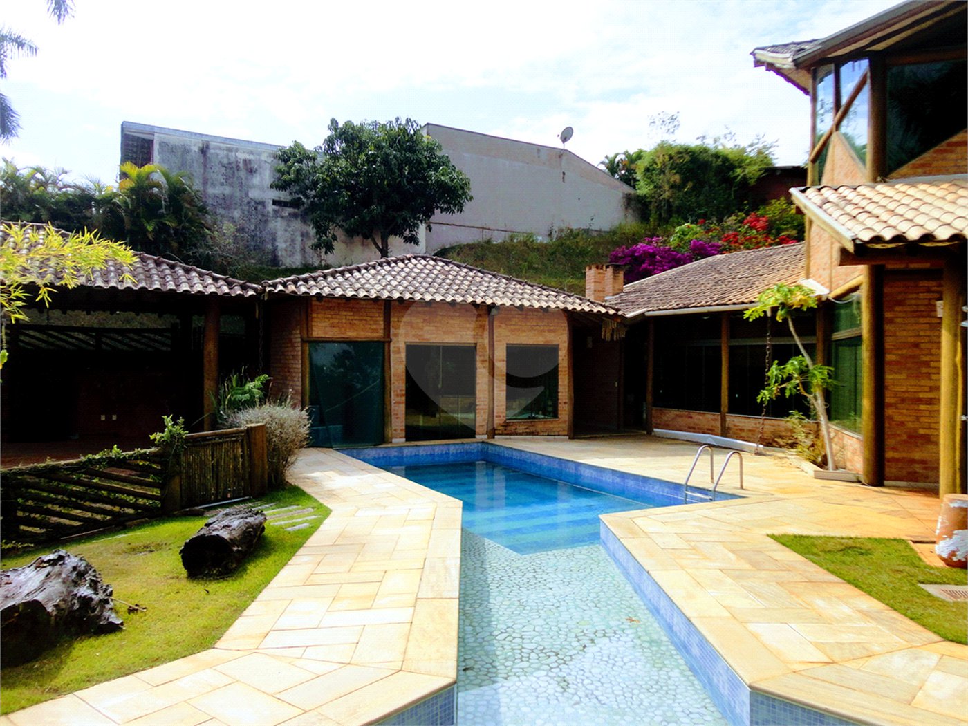 Casa à venda com 4 suítes no condomínio Estância Marambaia, Vinhedo - SP