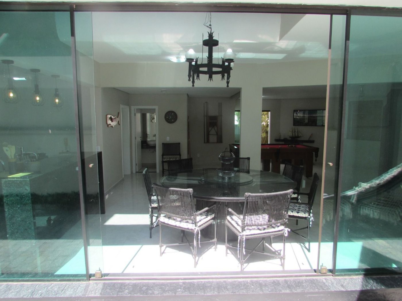 Casa de Alto Padrão com 5 Suítes e Lazer Completo– Guarujá
