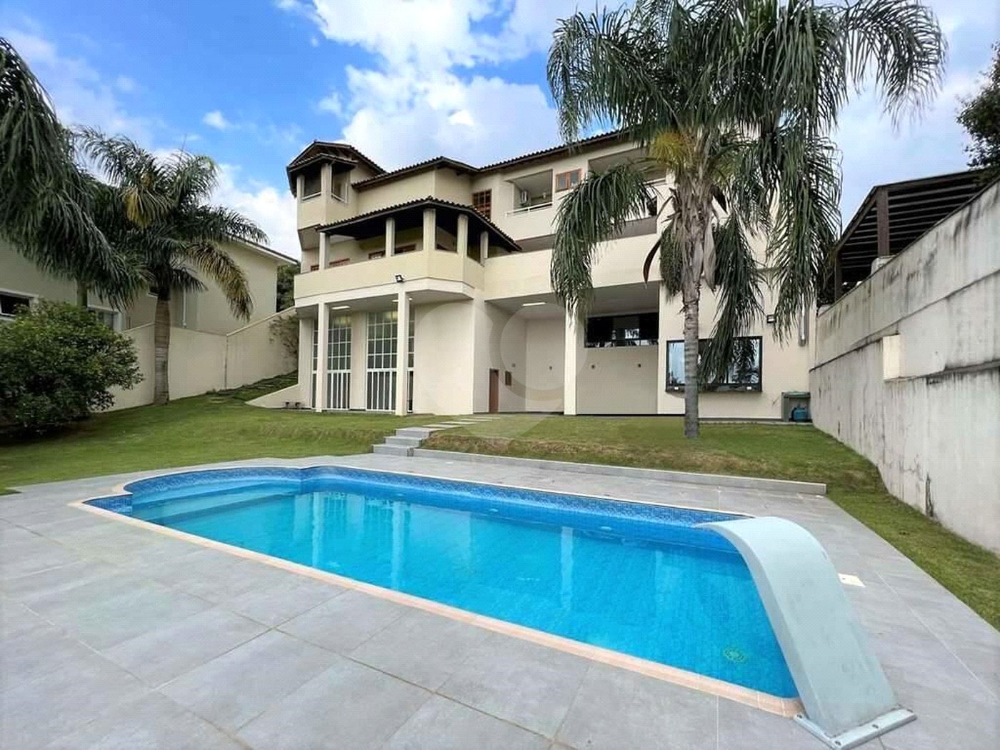 Casa à venda com 4 quartos, sendo 3 suítes, em Jardim Passárgada I, Cotia, SP