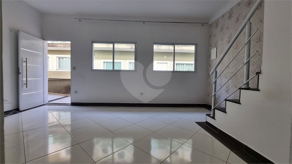 Casa à venda com 3 quartos, sendo 1 suíte,  no condomínio Rafaela I, São Paulo - SP