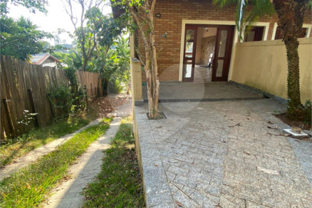 Casa à venda com 3 quartos, sendo 1 suíte, no condomínio Estância Marambaia, Vinhedo - SP