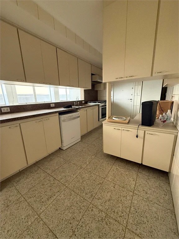 Triplex à venda ou para alugar com 3 suítes em Vila Suzana, São Paulo, SP