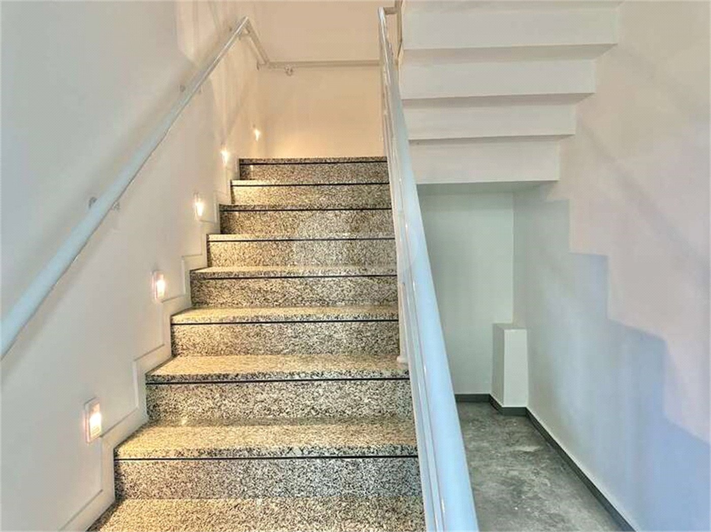 Casa Contemporânea e Mobiliada no Condomínio Palos Verdes – A Essência do Alto Padrão na Granja Viana – 7 suítes, 4 pavimentos com elevador