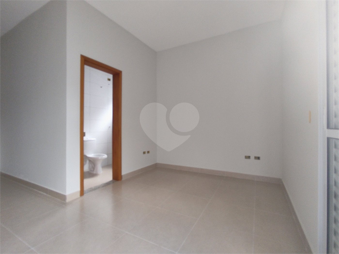 Casa térrea em Atibaia com 3 suítes, sala 2 ambientes, 2 vagas garagem, excelente localização, pronta para morar