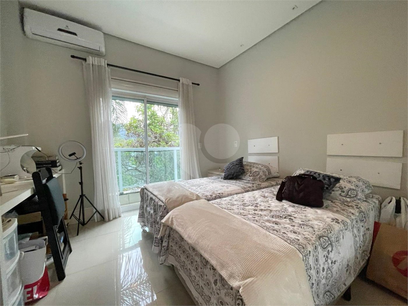 Casa com 4 quartos em condomínio fechado com piscina