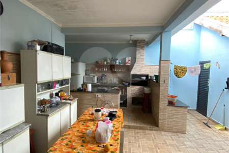 Casa Térrea com 2 dormitórios, sendo 1 suíte.