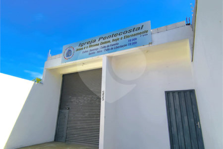 Imóvel disponível para venda com excelente localização e grande potencia, tambèm gerando uma renda passiva todos meses com contrato de aluguel ativo. Salão Comercial Perfeito para quem busca conforto, praticidade e um ótimo investimento