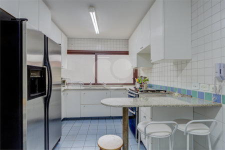 Casa à venda com 4 quartos, sendo 2 suítes, no condomínio Vila Antonieta, São Paulo - SP