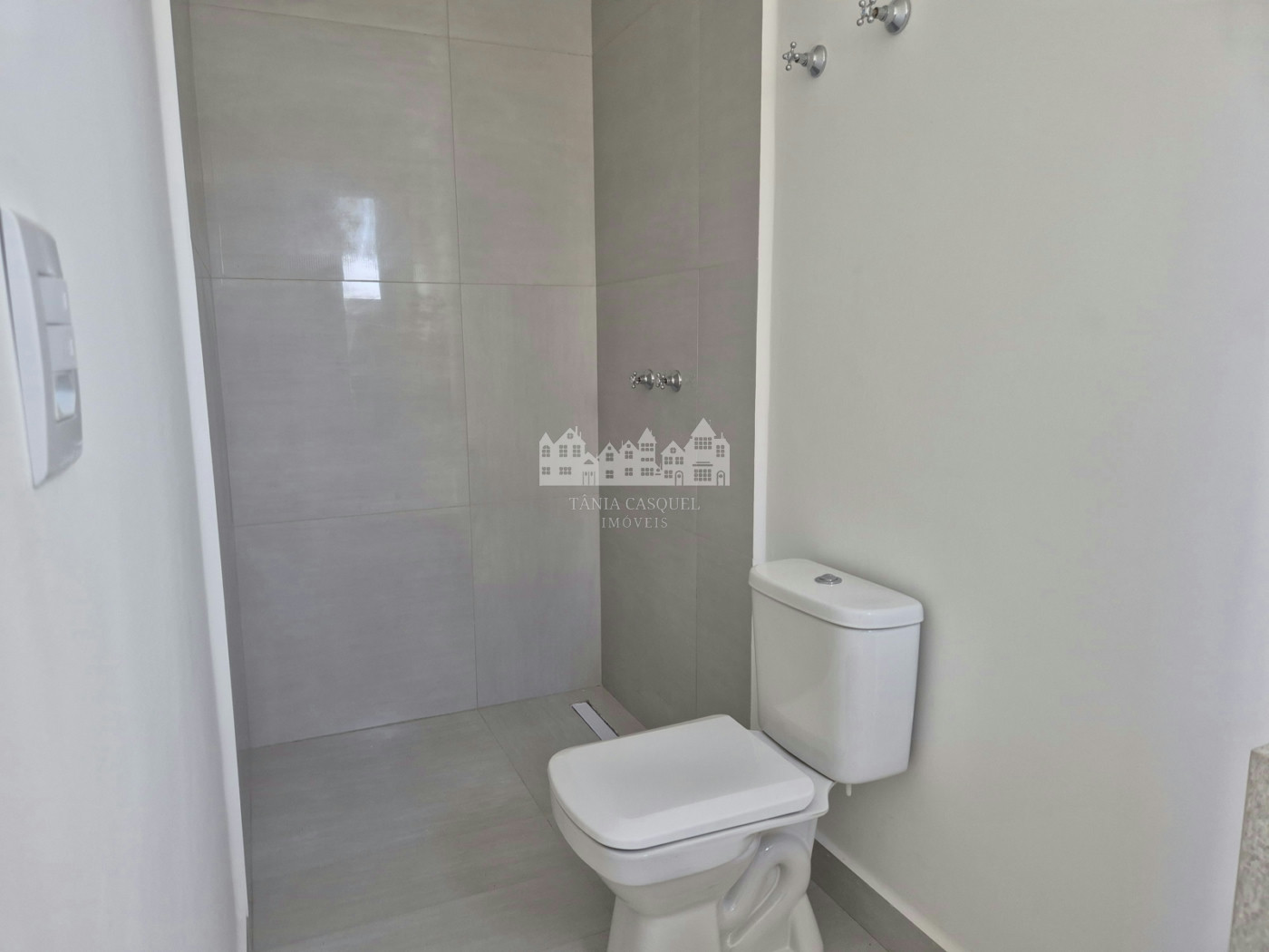 Casa à venda com 4 quartos, sendo 3 suítes, em Vila Petrópolis, Atibaia, SP