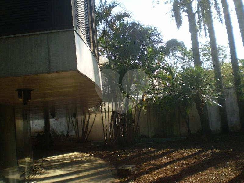 Sobrado à venda com 7 quartos, sendo 4 suítes, em Jardim Petrópolis, São Paulo, SP