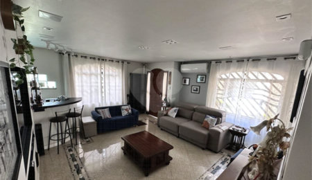 Casa à venda com 3 quartos, sendo 1 suíte, no condomínio Residencial Nabuco de Araújo, São Paulo - SP