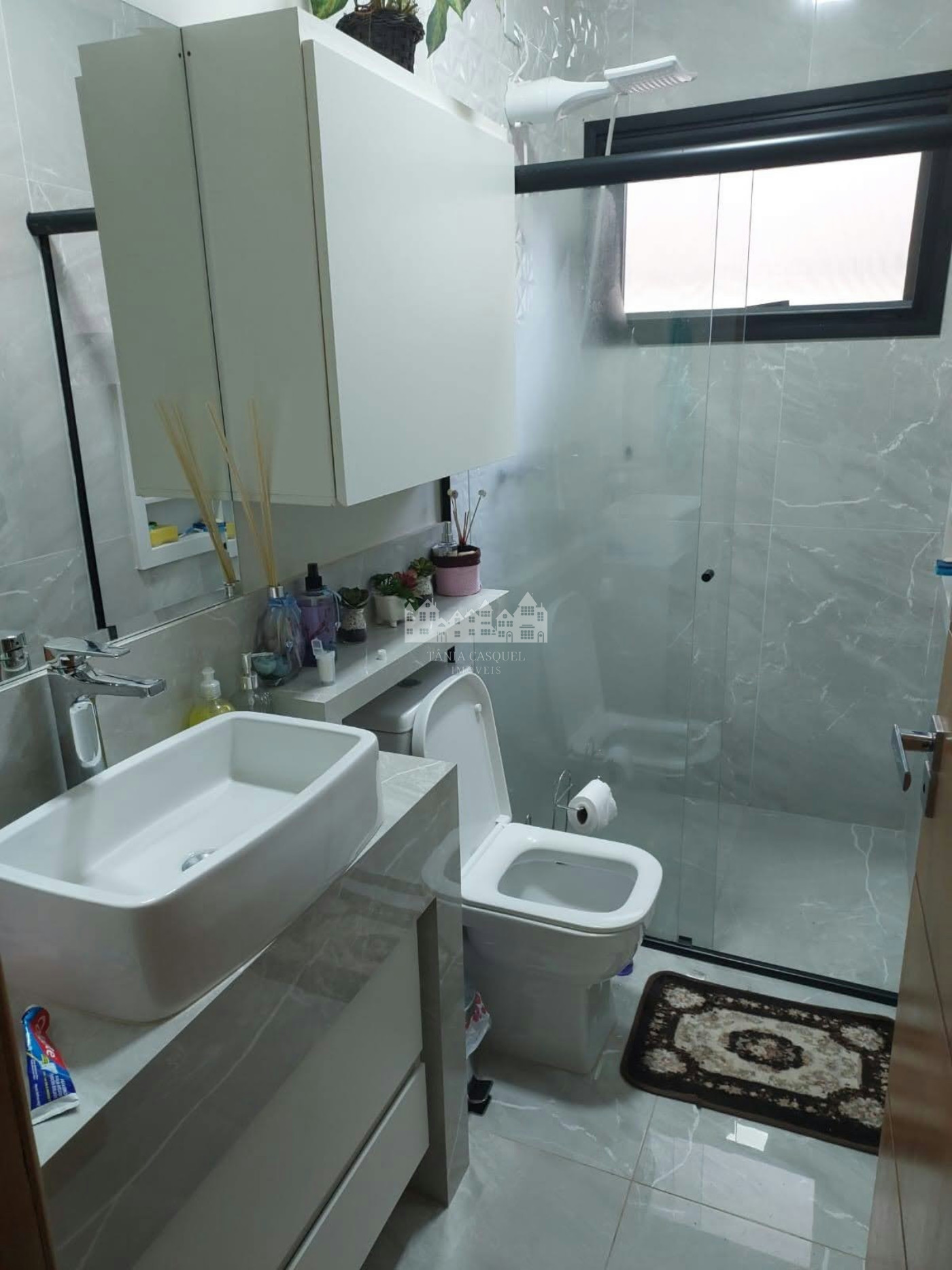 Casa à venda com 4 quartos, sendo 2 suítes,  no condomínio Figueira Garden, Atibaia - SP