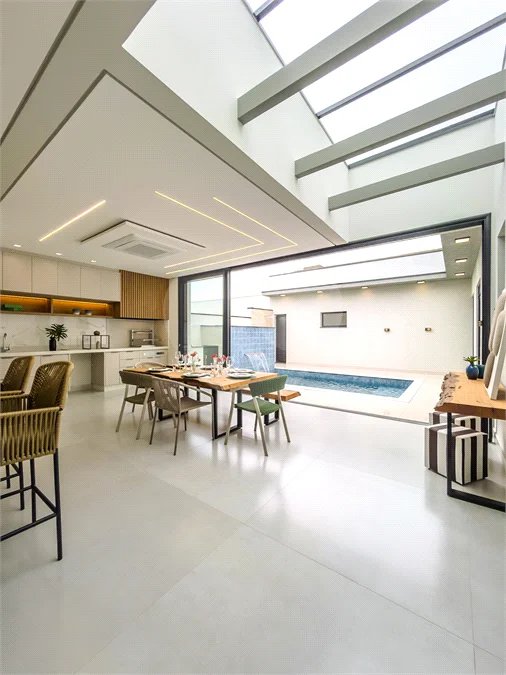 Casa Térrea – Condomínio Maria Cândida - 300 m² de terreno - 212 m² de área construída - 4 vagas de garagem, sendo 2 cobertas - Sala de jantar e estar integradas, com pé-direito duplo e cortina - 3 suítes com ar-condicionado, sendo 1 master com closet – planejado – Roupeiro – Escritório - Cozinha