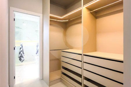 Casa Térrea – Condomínio Maria Cândida - 300 m² de terreno - 212 m² de área construída - 4 vagas de garagem, sendo 2 cobertas - Sala de jantar e estar integradas, com pé-direito duplo e cortina - 3 suítes com ar-condicionado, sendo 1 master com closet – planejado – Roupeiro – Escritório - Cozinha