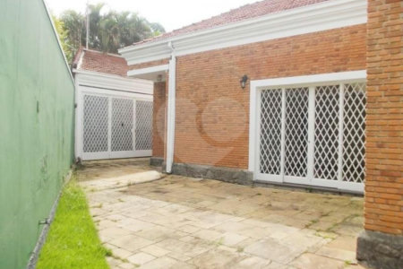 Casa à venda com 3 quartos, sendo 1 suíte, no condomínio Praça Pero Vaz de Caminha,260, São Paulo - SP