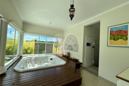 Casa à venda com 5 quartos, sendo 3 suítes,  no condomínio Village Saint Charbel, Araçoiaba da Serra - SP