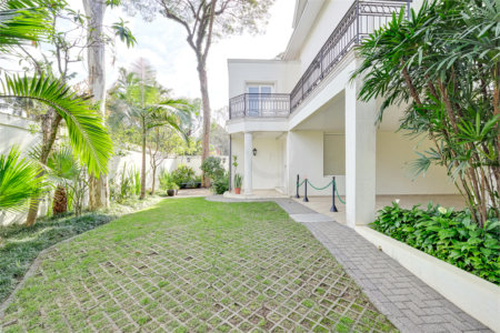 Casa à venda com 4 suítes no condomínio Solar Andaluz, São Paulo - SP