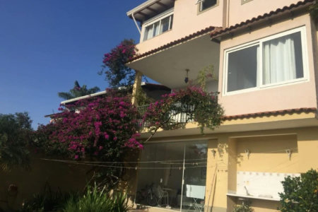 Casa à venda com 5 quartos, sendo 4 suítes, no condomínio Jardim Vitória Régia, São Paulo - SP