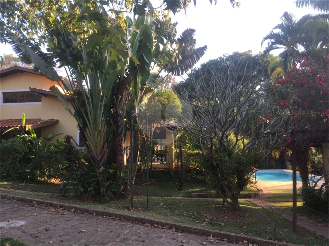 Casa à venda com 5 quartos, sendo 3 suítes, no condomínio Recanto das Flores, Indaiatuba - SP