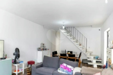 Sua oportunidade única na Vila Gumercindo! Casa espaçosa de 257m² com 4 dormitórios (sendo 2 suítes), 2 vagas de garagem e excelente localização, venda.