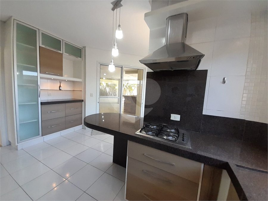 Casa à venda com 4 quartos, sendo 3 suítes, no condomínio Residencial Terras de Vinhedo, Vinhedo - SP