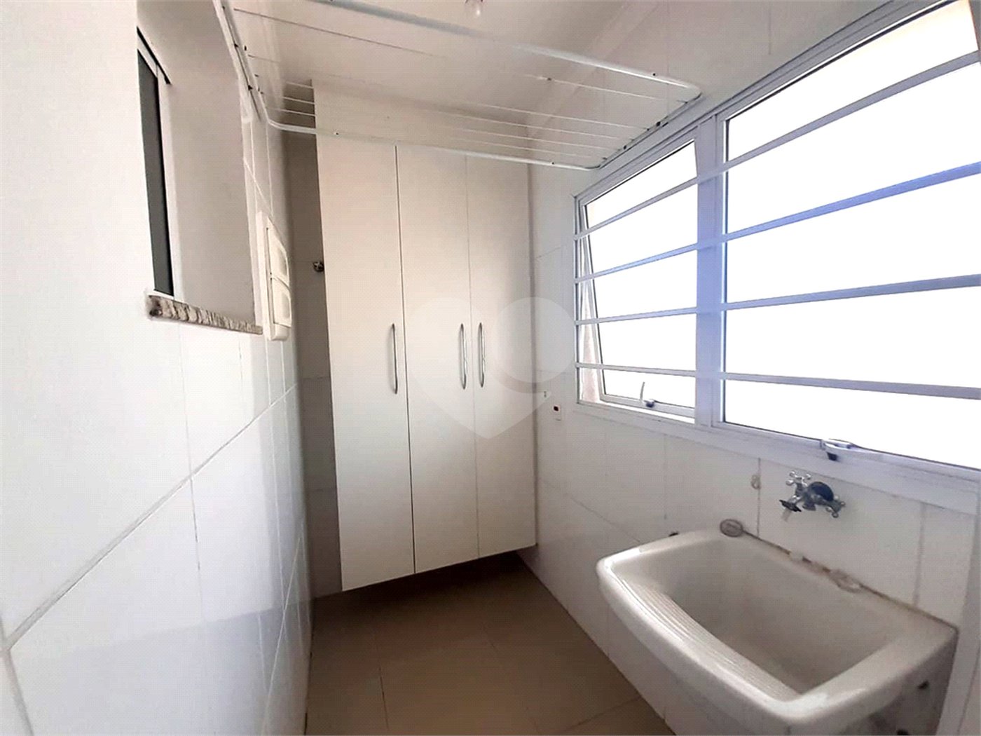 Casa à venda com 3 quartos, sendo 1 suíte, no condomínio Apeu, São Paulo - SP