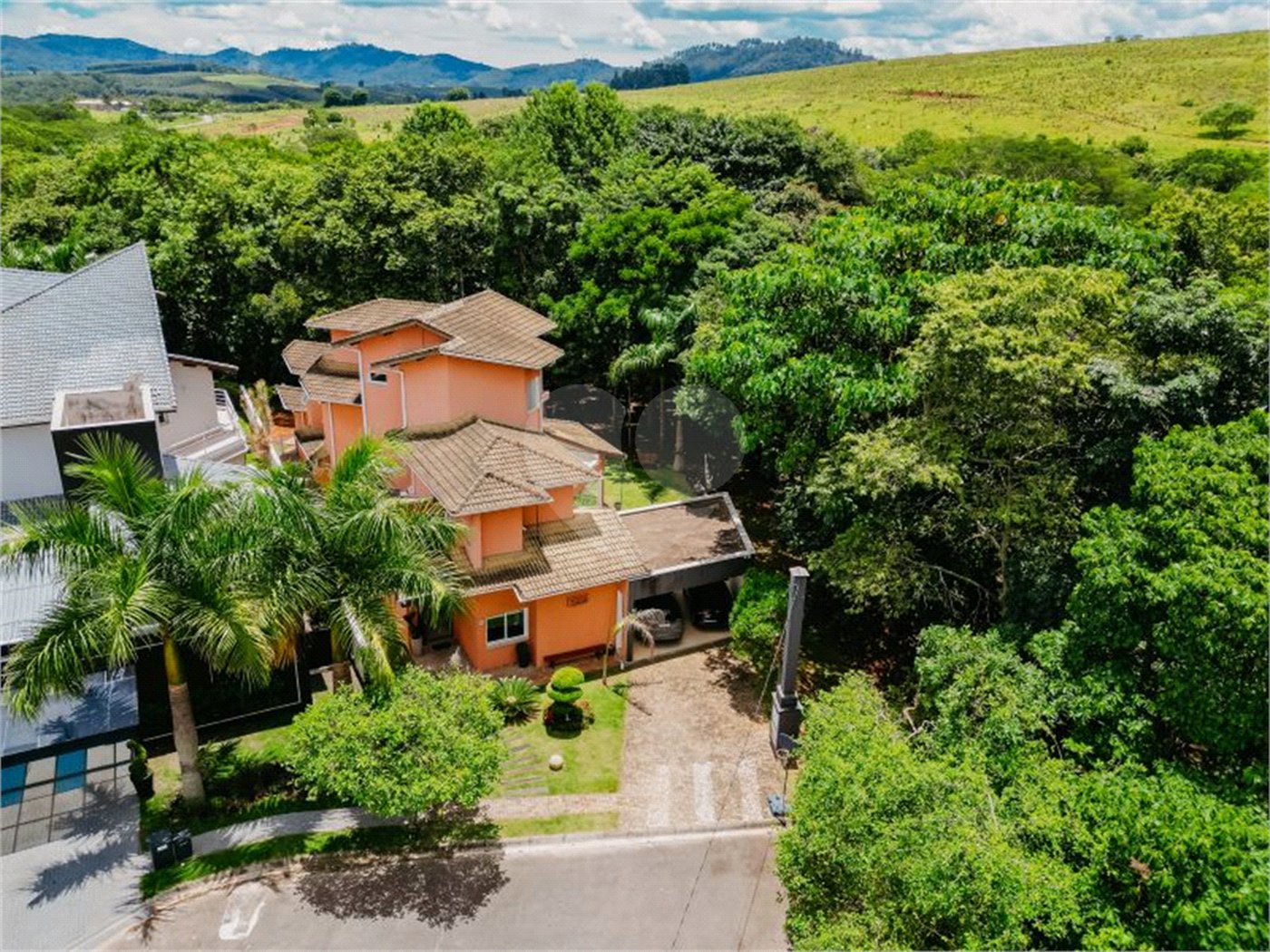 Casa à venda com 5 quartos, sendo 4 suítes, no condomínio Figueira Garden, Atibaia - SP