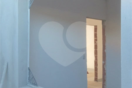 Casa à venda com 3 quartos, sendo 1 suíte,  no condomínio Residencial Club Entresseras, Santa Isabel - SP