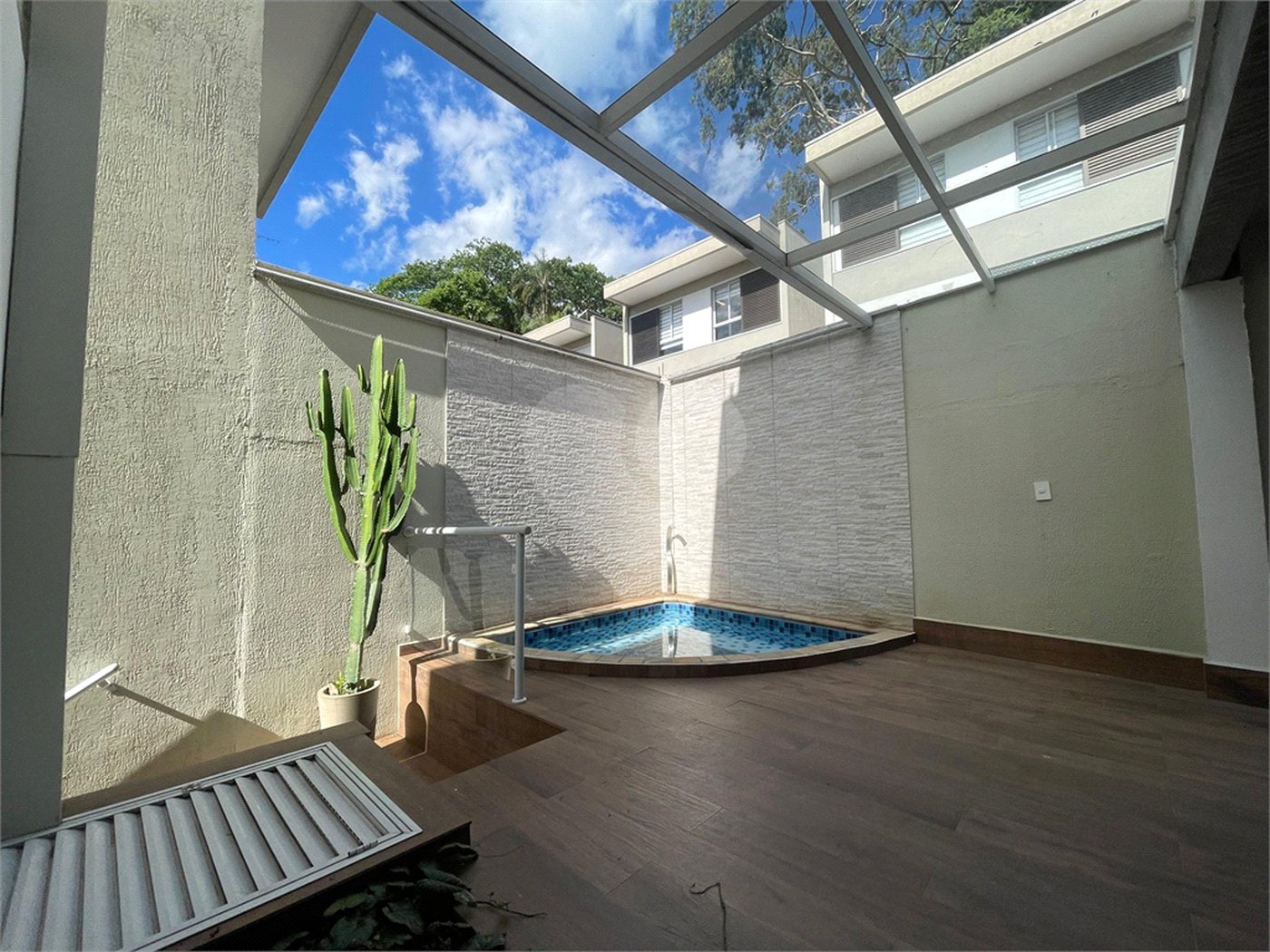 Casa à venda com 4 quartos, sendo 3 suítes,  no condomínio Domus, São Paulo - SP