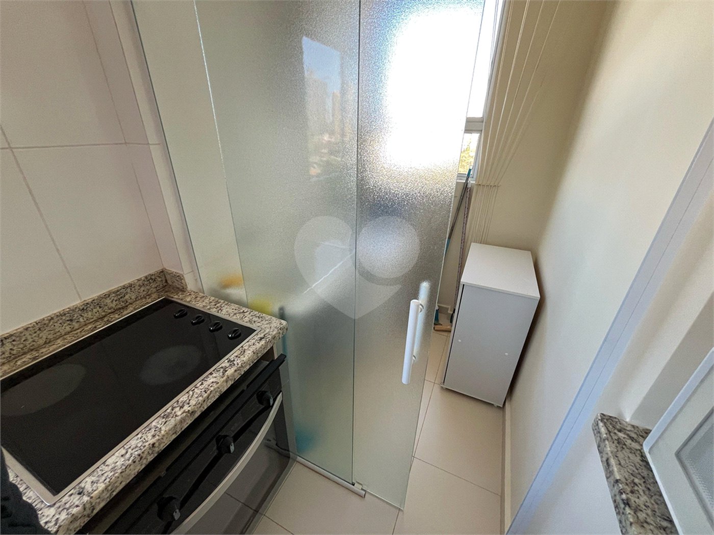 Apartamento mobiliado com 2 dormitórios sendo 1 suíte