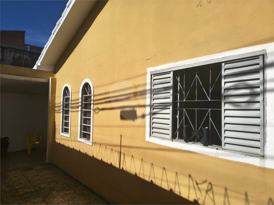 Linda Casa com Comercio ao lado independente.