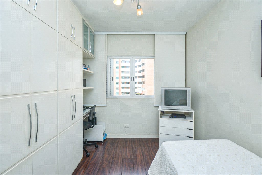 Apartamento à venda com 3 quartos, sendo 1 suíte,  em Moema, São Paulo, SP