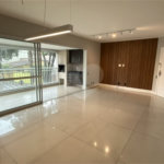 Apartamento de 155 m² com 4 dormitórios, varanda e 2 vagas de garagem. Condomínio com piscinas adulto, infantil e aquecida, lazer e portaria 24 horas.