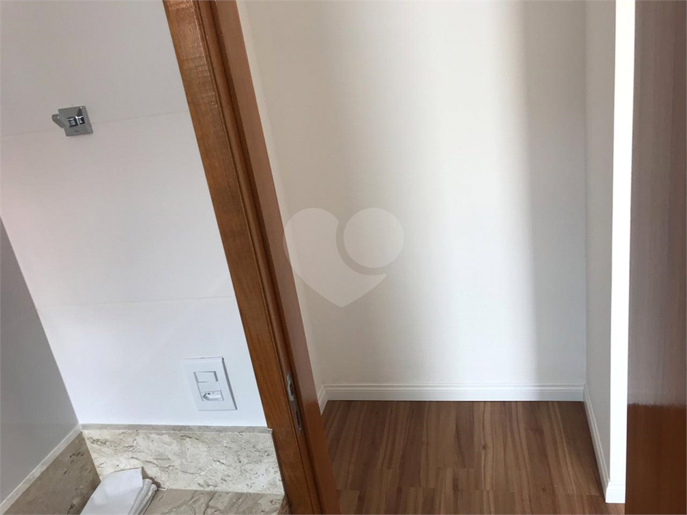 Casa à venda com 3 quartos, sendo 1 suíte, no condomínio Parque Vitória, São Paulo - SP