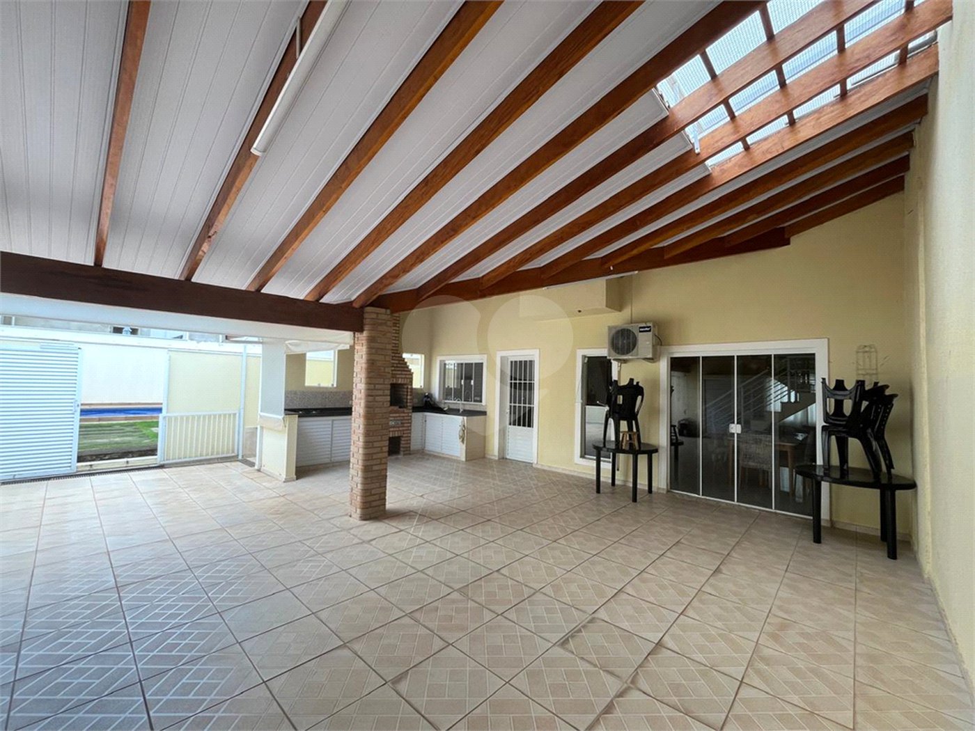 Casa à venda com 3 quartos, sendo 1 suíte, no condomínio Lago da Serra, Araçoiaba da Serra - SP