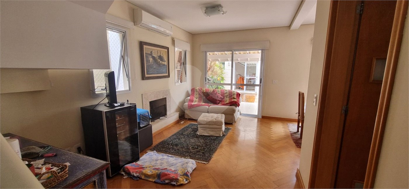 Casa à venda com 4 quartos, sendo 2 suítes, no condomínio Casas de Windsor, São Paulo - SP