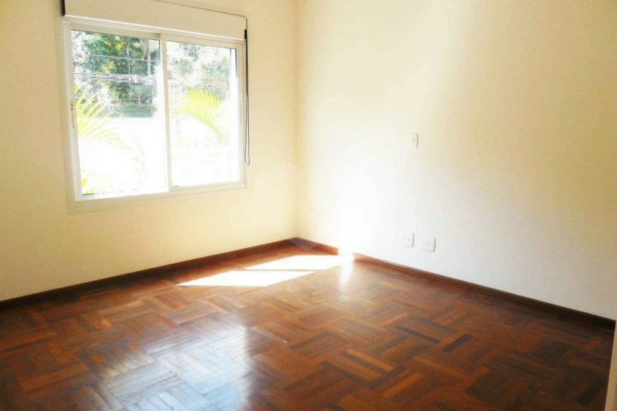 Casa à venda com 4 quartos, sendo 2 suítes, no condomínio Bristol Village, São Paulo - SP