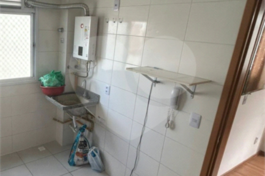 Apartamento de 44m² com vaga na garagem.