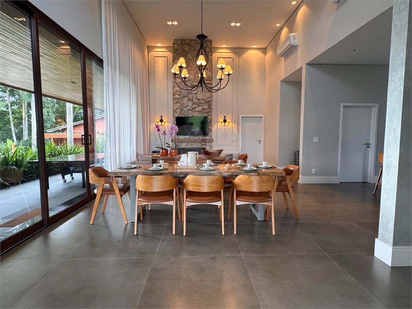 Casa à venda com 6 suítes no condomínio Vila Pinhal, Itirapina - SP